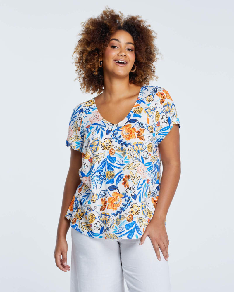 Front of a model wearing a size 3X Gazania Top in Print by Estelle. | dia_product_style_image_id:264560